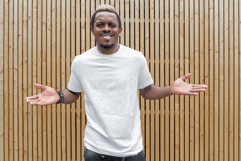 Fermez-vous de l'homme à la peau foncée attirant dans le T-shirt blanc sur le fond en bois photo libre de droits Fermez-vous de l'homme à la peau foncée attirant dans le T-shirt blanc sur le fond en bois photo libre de droits