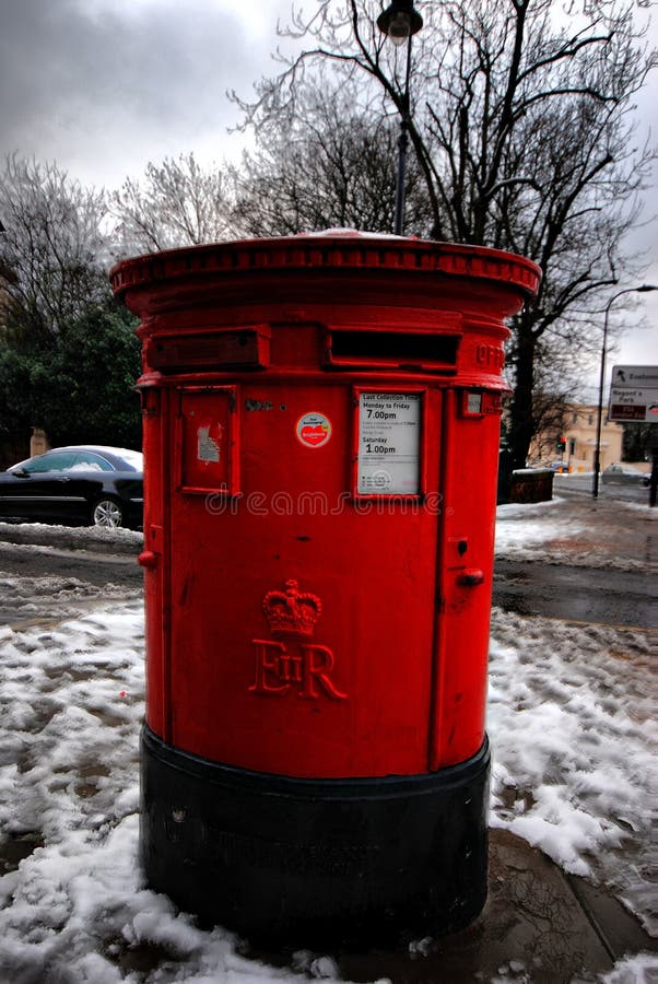Fermez-vous de la boîte aux lettres après les chutes de neige lourdes, Londres, R-U photo libre de droits Fermez-vous de la boîte aux lettres après les chutes de neige lourdes, Londres, R-U photo libre de droits
