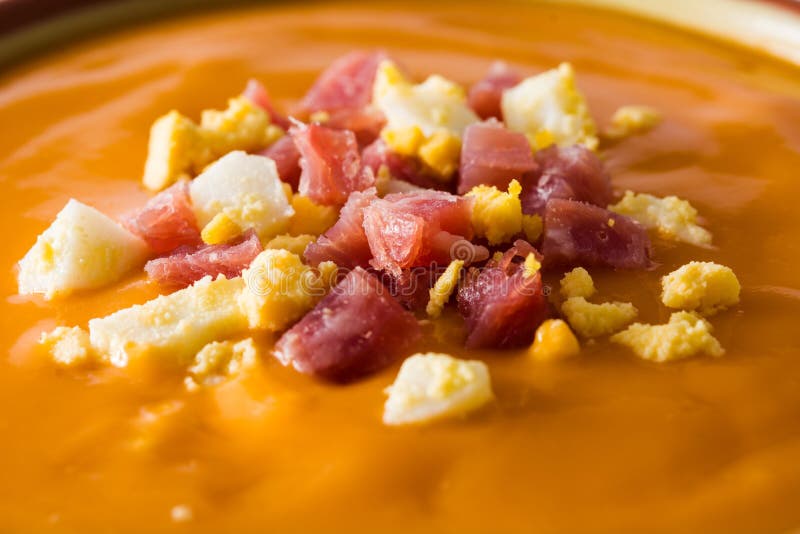 Fermez-vous de la crème espagnole typique de salmorejo avec du jambon et l'oeuf photographie stock Fermez-vous de la crème espagnole typique de salmorejo avec du jambon et l'oeuf photographie stock
