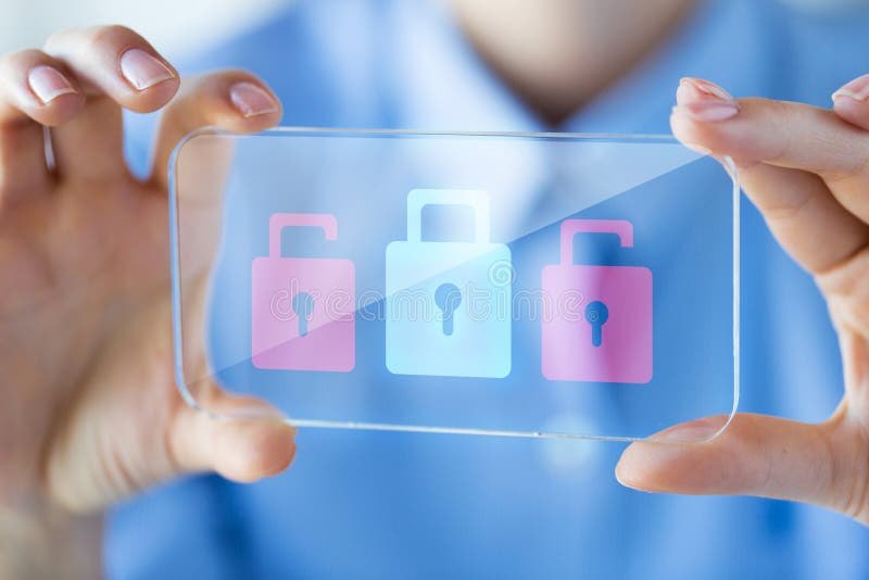 Fermez-vous de la femme avec le smartphone transparent photo libre de droits Fermez-vous de la femme avec le smartphone transparent photo libre de droits