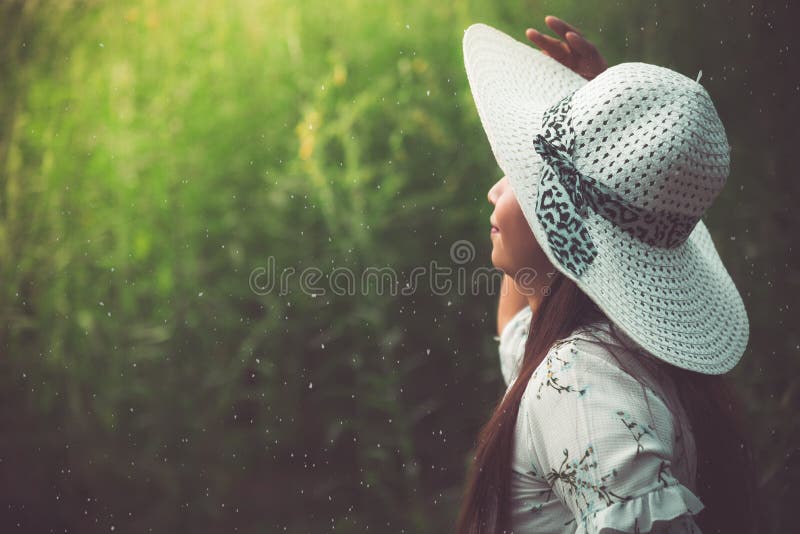 Fermez-vous de la femme de beauté avec le chapeau blanc de robe et d'aile dans je photographie stock Fermez-vous de la femme de beauté avec le chapeau blanc de robe et d'aile dans je photographie stock