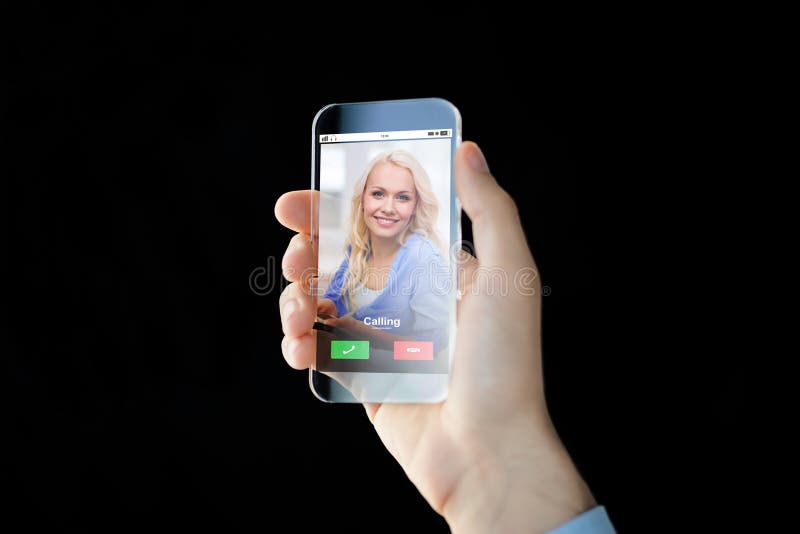 Fermez-vous de la main avec l'appel d'arrivée sur le smartphone photos libres de droits Fermez-vous de la main avec l'appel d'arrivée sur le smartphone photos libres de droits