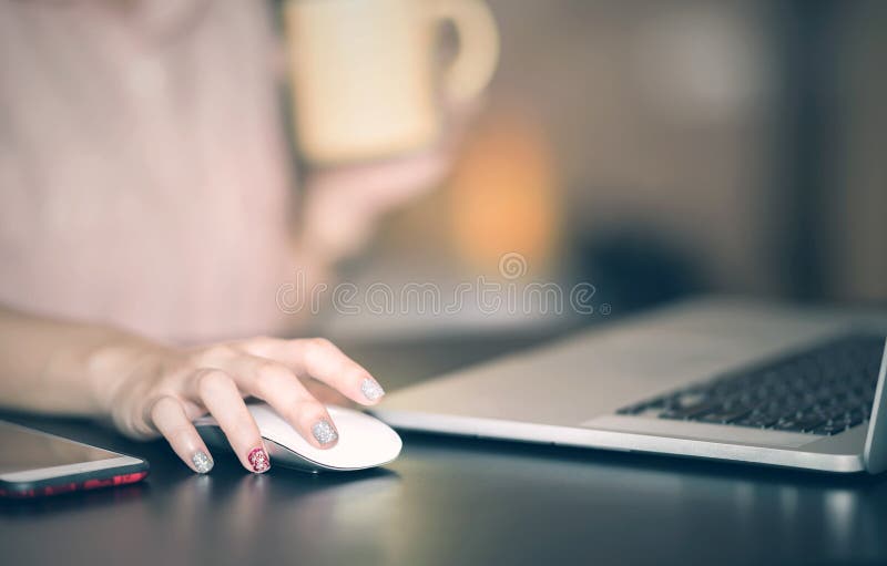 Fermez-vous de la main de femme recherchant et cliquez sur la souris utilisant l'ordinateur portable photos libres de droits Fermez-vous de la main de femme recherchant et cliquez sur la souris utilisant l'ordinateur portable photos libres de droits