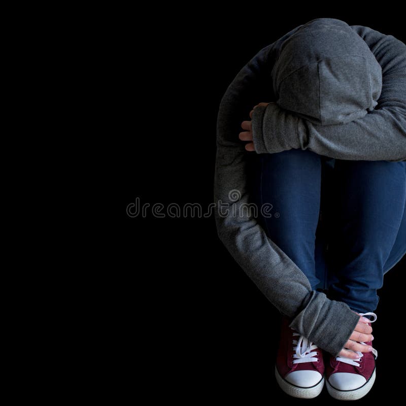 Fermez-vous de la personne cachant son visage photo stock Fermez-vous de la personne cachant son visage photo stock