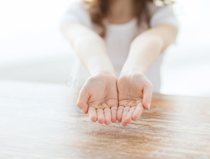 Fermez-vous de la petite fille montrant les mains évasées vides images stock Fermez-vous de la petite fille montrant les mains évasées vides images stock