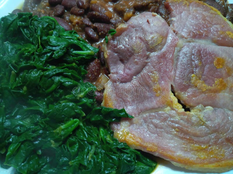 Fermez-vous de la tranche frite chaude croustillante de porc photo libre de droits Fermez-vous de la tranche frite chaude croustillante de porc photo libre de droits