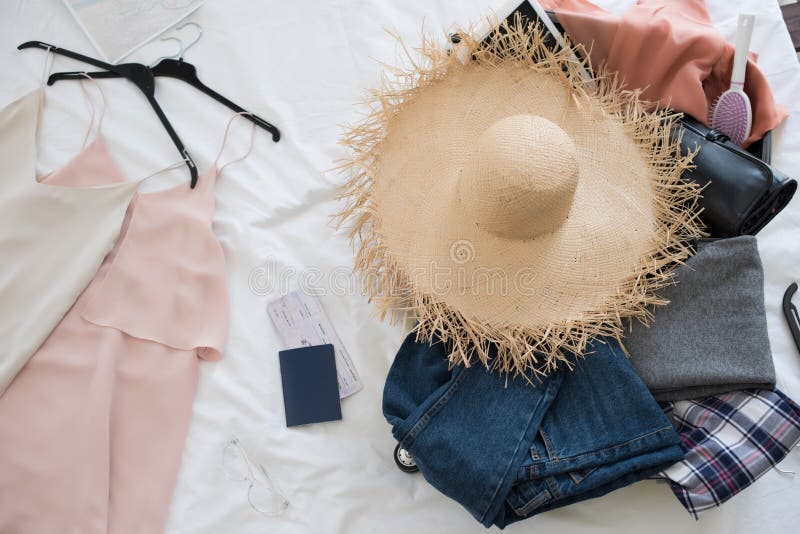 fermez-vous de la valise avec des robes, chapeau de paille, passeport image libre de droits fermez-vous de la valise avec des robes, chapeau de paille, passeport image libre de droits