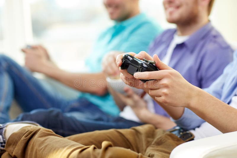 Fermez-vous des amis jouant des jeux vidéo à la maison photos libres de droits Fermez-vous des amis jouant des jeux vidéo à la maison photos libres de droits