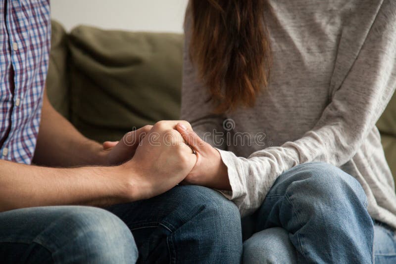 Fermez-vous des couples jugeant les mains, l'appui et la compréhension concentrés