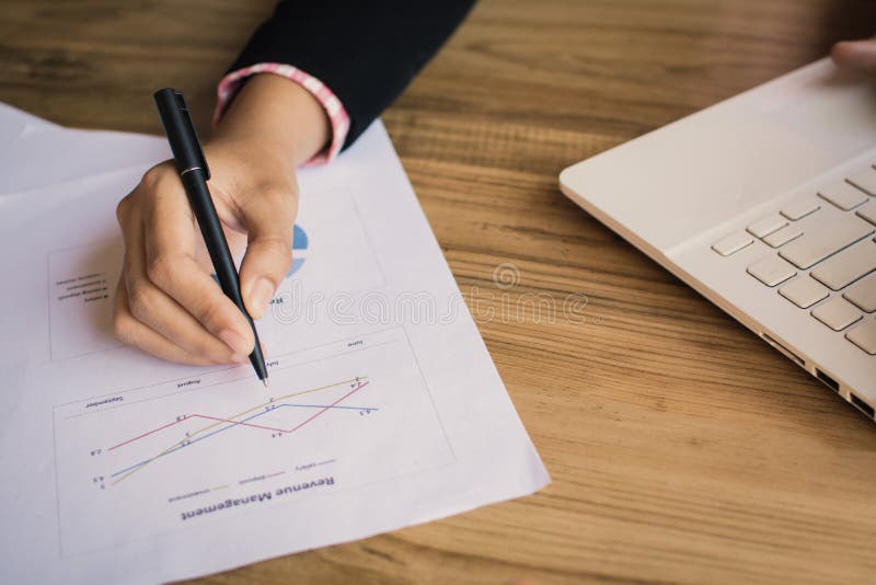 Fermez-vous des femmes d'affaires vérifiant le rapport de papier sur le bureau dans le bureau photo libre de droits Fermez-vous des femmes d'affaires vérifiant le rapport de papier sur le bureau dans le bureau photo libre de droits
