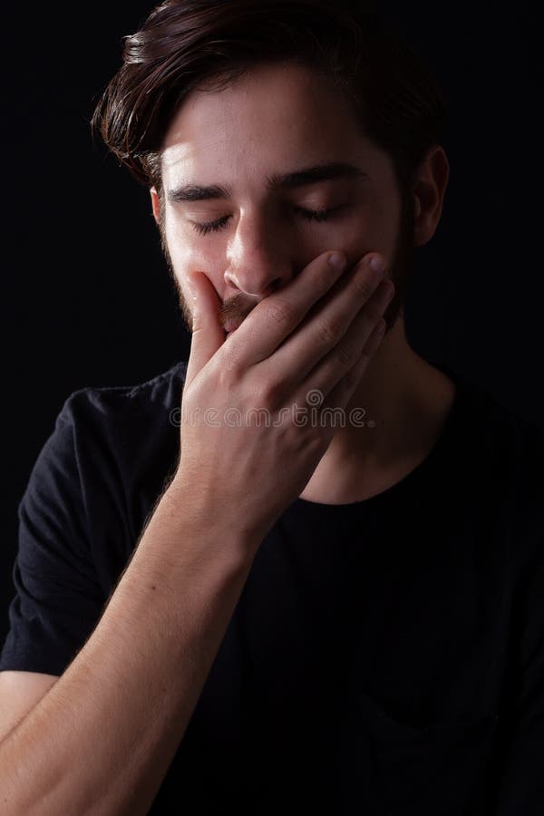 Fermez-vous des jeunes yeux masculins adultes ferm?s pour remettre la bouche dans le choc ou l'horreur Tons profonds de couleur p images libres de droits Fermez-vous des jeunes yeux masculins adultes ferm?s pour remettre la bouche dans le choc ou l'horreur Tons profonds de couleur p images libres de droits