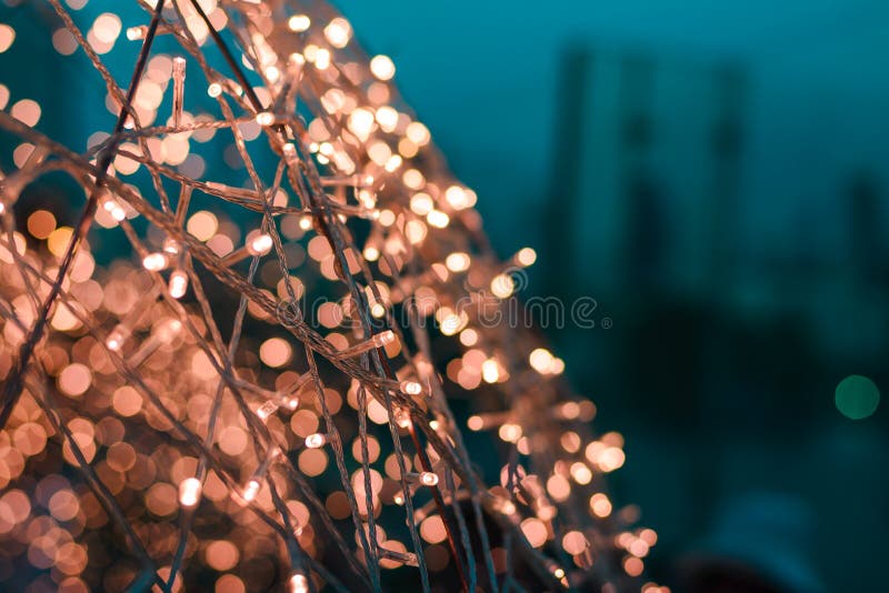 Fermez-vous des lumières chaudes de Noël LED avec des lumières de bokeh sur le fond, l'espace de copie photos libres de droits Fermez-vous des lumières chaudes de Noël LED avec des lumières de bokeh sur le fond, l'espace de copie photos libres de droits