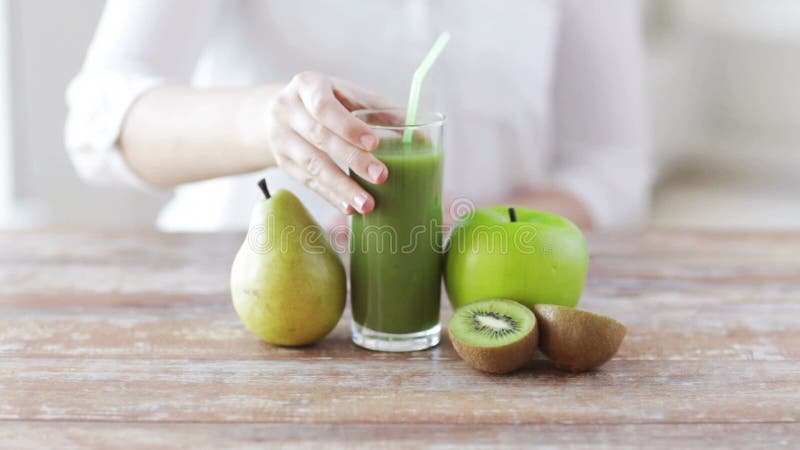 Fermez-vous des mains de femme avec du jus et des fruits clips vidéos