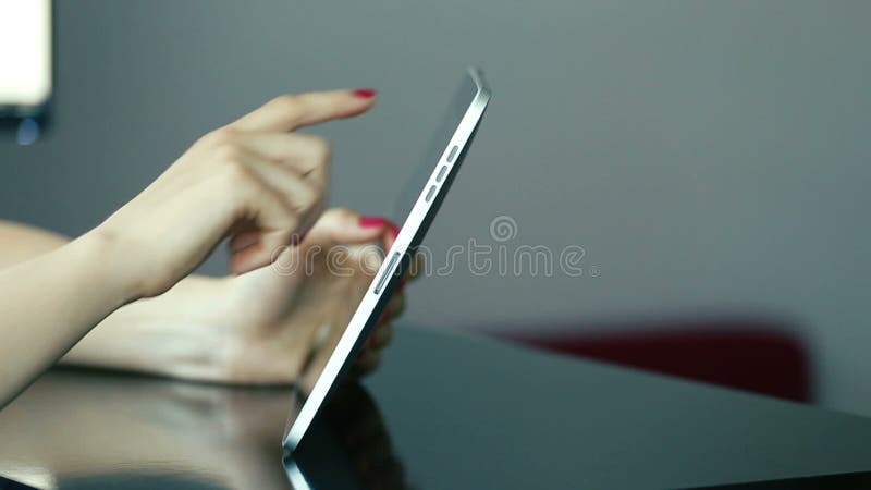 Fermez-vous des mains de femme utilisant la tablette d'intérieur clips vidéos