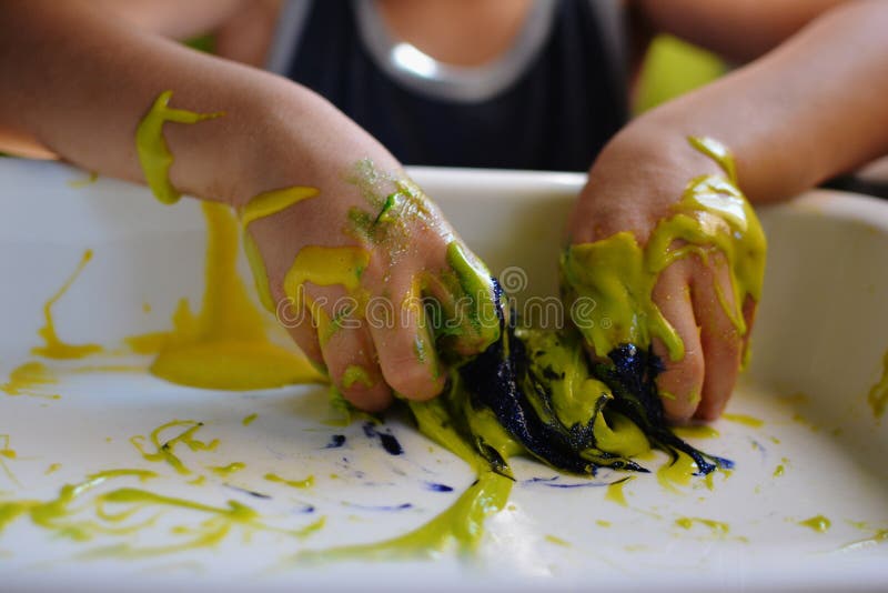 Enfant Jouant Avec De La Boue Bleue Et Un Jouet De Cuisine Jeu