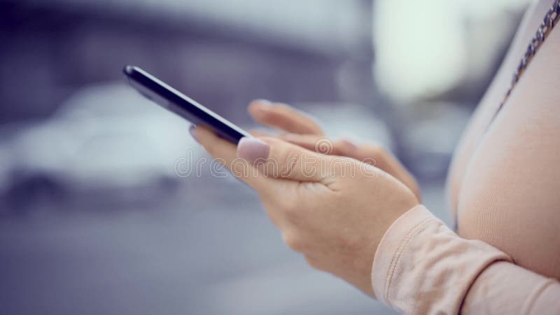 Fermez-vous des message textuels de mains de jeune femme au téléphone portable clips vidéos