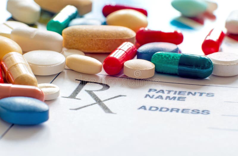 Fermez-vous des pilules de prescription avec le papier de prescription images libres de droits Fermez-vous des pilules de prescription avec le papier de prescription images libres de droits