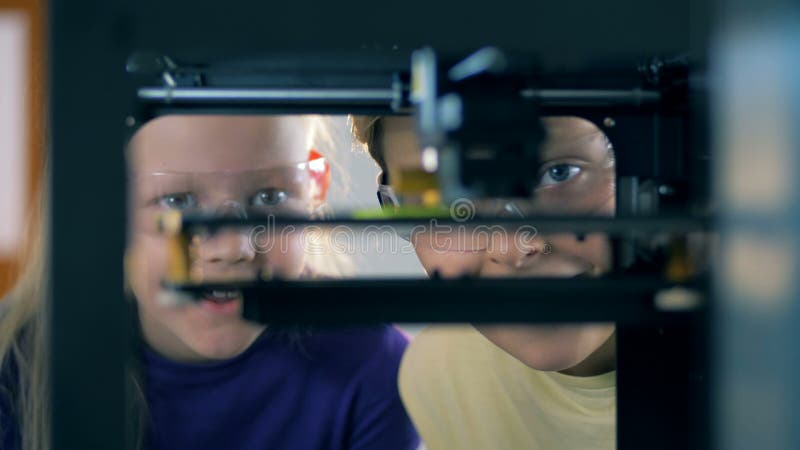 Fermez-vous des visages de ` d'enfants par un mécanisme de laboratoire pendant une expérience