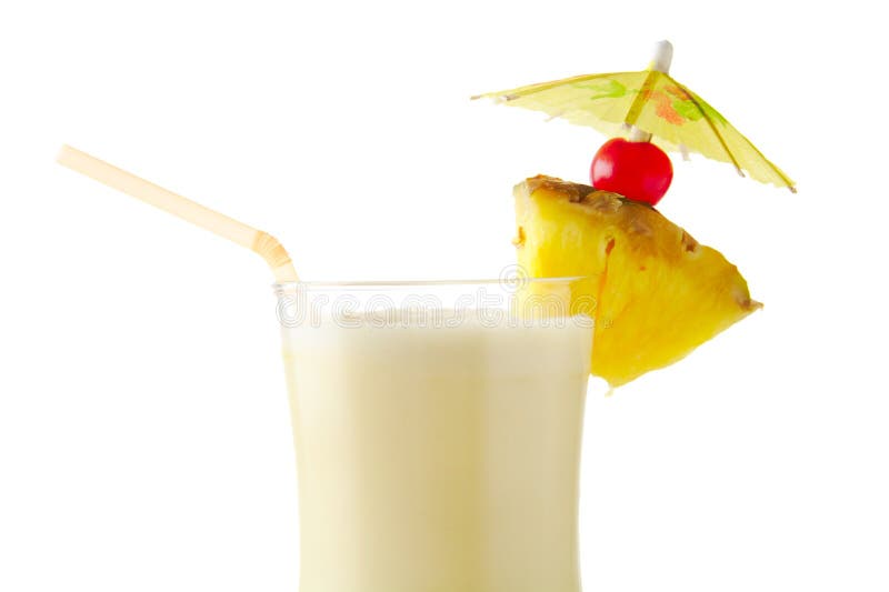 Fermez-vous du cocktail de colada de pina avec la paille d'isolement sur le blanc images libres de droits Fermez-vous du cocktail de colada de pina avec la paille d'isolement sur le blanc images libres de droits