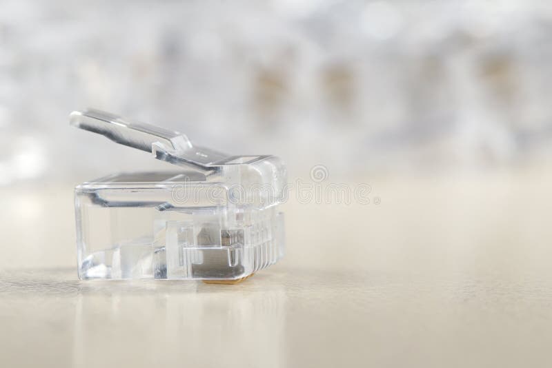 Fermez-vous du connecteur transparent de l'Internet rj-45 d'Ethernet photographie stock Fermez-vous du connecteur transparent de l'Internet rj-45 d'Ethernet photographie stock