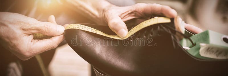 Fermez-vous du cordonnier mesurant une chaussure photos libres de droits Fermez-vous du cordonnier mesurant une chaussure photos libres de droits