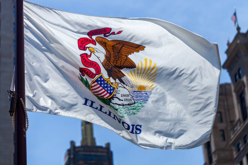 Fermez-vous du drapeau de ondulation de l'état de l'Illinois dans le Chi du centre images libres de droits Fermez-vous du drapeau de ondulation de l'état de l'Illinois dans le Chi du centre images libres de droits