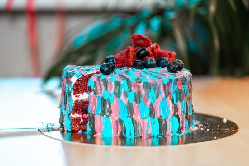 Fermez-vous du gâteau de coupe de couteau avec de la crème colorée Remplir de redberry photographie stock libre de droits Fermez-vous du gâteau de coupe de couteau avec de la crème colorée Remplir de redberry photographie stock libre de droits
