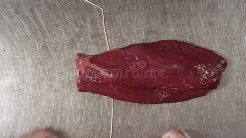 Fermez-vous du morceau frais de viande rouge scène Vue supérieure du morceau de viande attaché avec la corde de nourriture