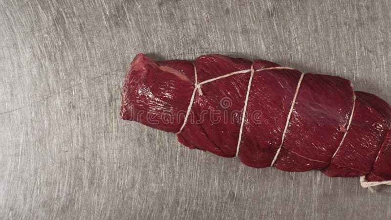 Fermez-vous du morceau frais de viande rouge scène Vue supérieure du morceau de viande attaché avec la corde de nourriture