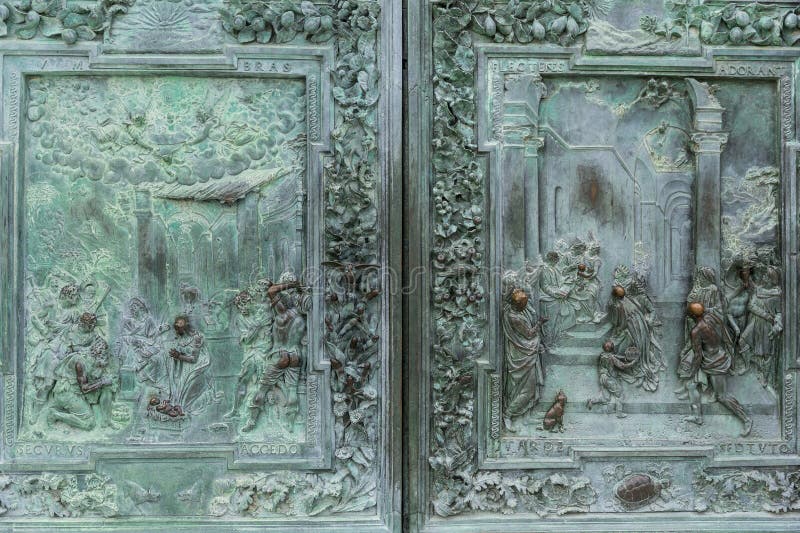 fermez-vous du métal antique en haut relief et de l'ornement sur la porte, photo libre de droits fermez-vous du métal antique en haut relief et de l'ornement sur la porte, photo libre de droits