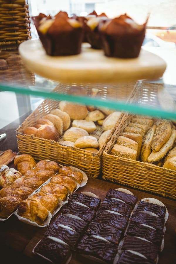Download Fermez-vous Du Panier Avec Du Pain Frais Et La Pâtisserie Image stock - Image du loisirs, lifestyle: 56487211