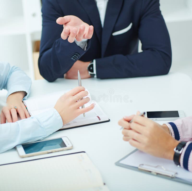 Fermez-vous du processus fonctionnant lors de la réunion d'affaires photos libres de droits Fermez-vous du processus fonctionnant lors de la réunion d'affaires photos libres de droits