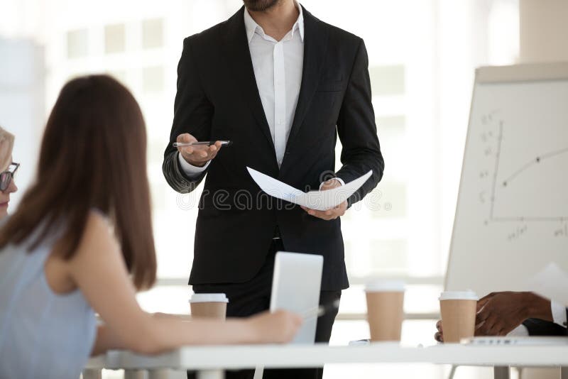 Fermez-vous du support d'homme d'affaires au briefing parlant avec des employés photos libres de droits Fermez-vous du support d'homme d'affaires au briefing parlant avec des employés photos libres de droits