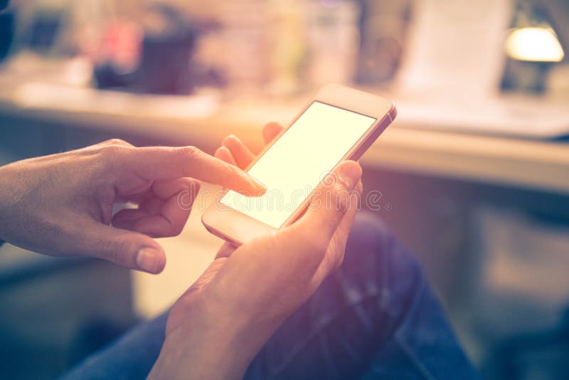 Fermez-vous du téléphone intelligent de conception générique se tenant dans des mains masculines pour le message textuel image libre de droits Fermez-vous du téléphone intelligent de conception générique se tenant dans des mains masculines pour le message textuel image libre de droits