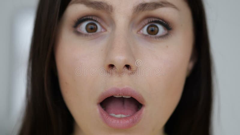 Fermez-vous du visage choqué de la jeune femme, se demandant banque de vidéos