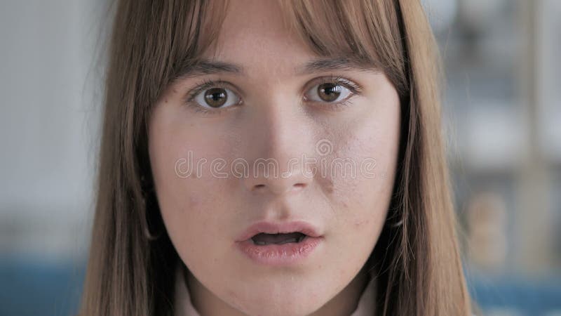 Fermez-vous du visage choqué de la jeune fille, étonné clips vidéos