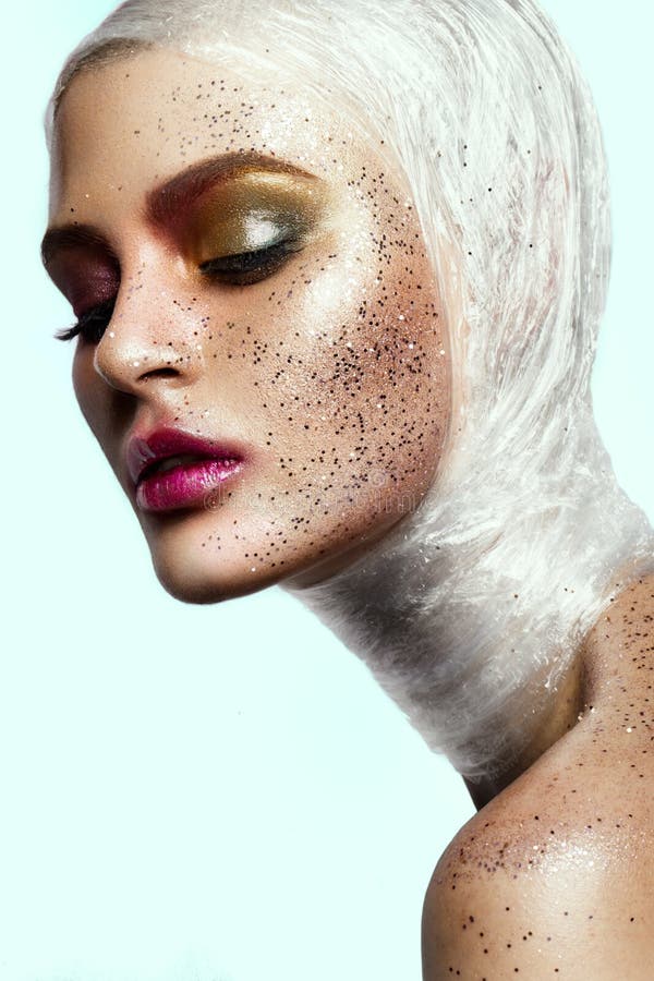Fermez-vous du visage de femme avec le scintillement sur le visage photo stock Fermez-vous du visage de femme avec le scintillement sur le visage photo stock