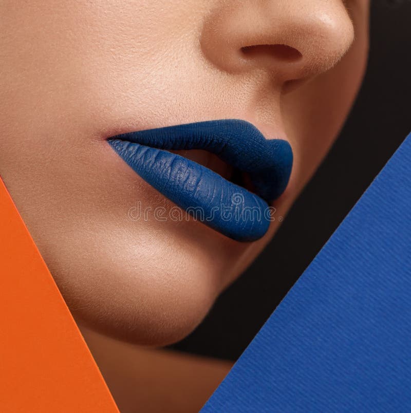 Fermez-vous du visage du ` s de femme avec des lèvres couvertes de rouge à lèvres bleu-foncé image libre de droits Fermez-vous du visage du ` s de femme avec des lèvres couvertes de rouge à lèvres bleu-foncé image libre de droits