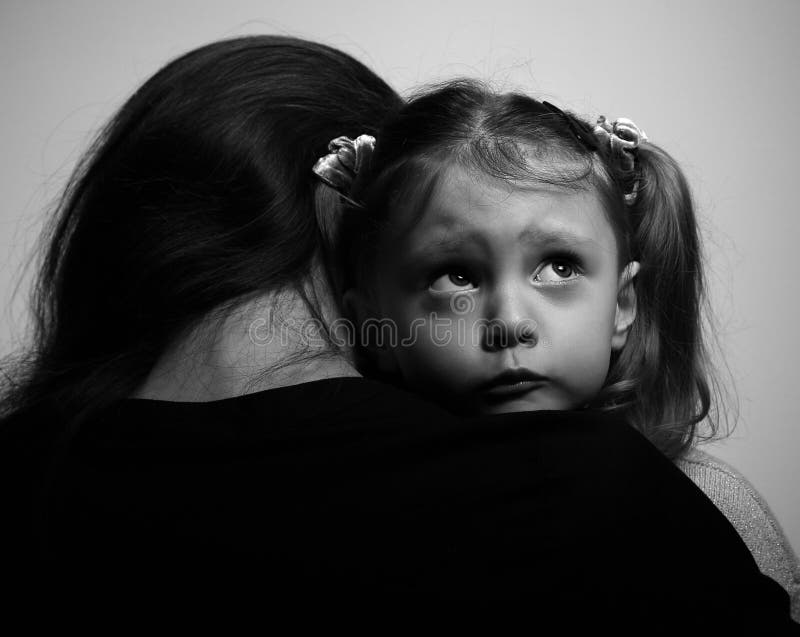 Fermez-vous entre la mère de soutien affectueuse et la fille triste photos stock Fermez-vous entre la mère de soutien affectueuse et la fille triste photos stock