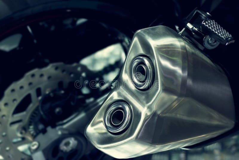 Fermez-vous sur un pot d'échappement de moto, nouvel échappement de conception moderne photo stock Fermez-vous sur un pot d'échappement de moto, nouvel échappement de conception moderne photo stock