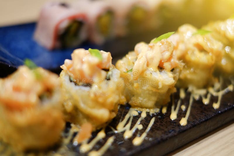 Fermez-vous vers le haut d'un petit pain de sushi Maki frais et délicieux décorez d'un plat noir dans le restaurant japonais Foye image libre de droits Fermez-vous vers le haut d'un petit pain de sushi Maki frais et délicieux décorez d'un plat noir dans le restaurant japonais Foye image libre de droits