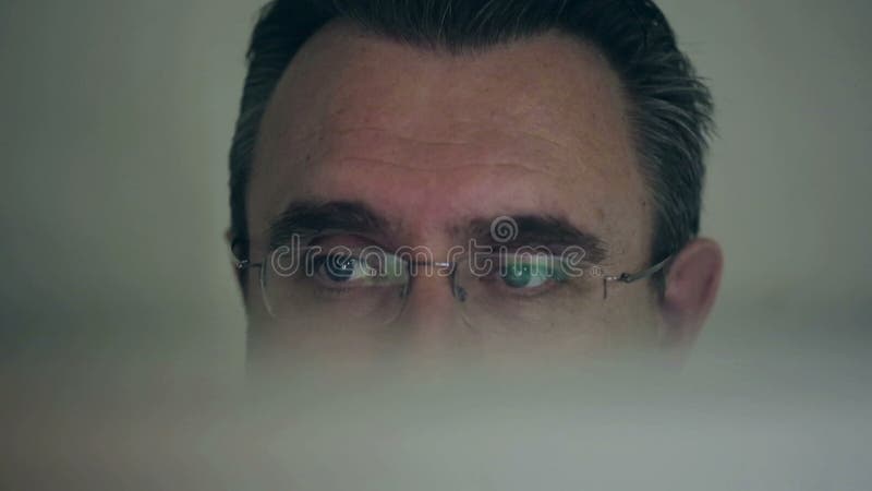 Fermez-vous vers le haut de l'homme d'une cinquantaine d'années travaillant sur un ordinateur banque de vidéos