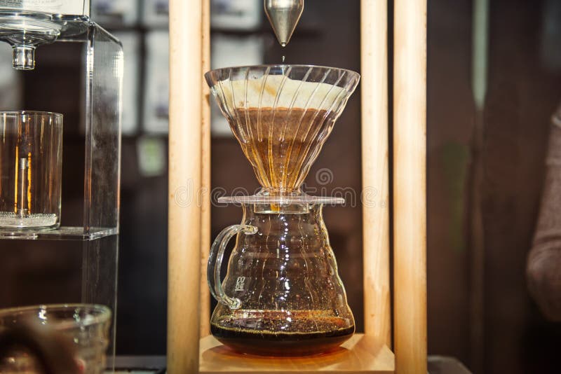 Fermez-vous vers le haut de l'égouttement brassant, substance professionnelle filtrée de barman de café Concept moderne de cultur image libre de droits Fermez-vous vers le haut de l'égouttement brassant, substance professionnelle filtrée de barman de café Concept moderne de cultur image libre de droits