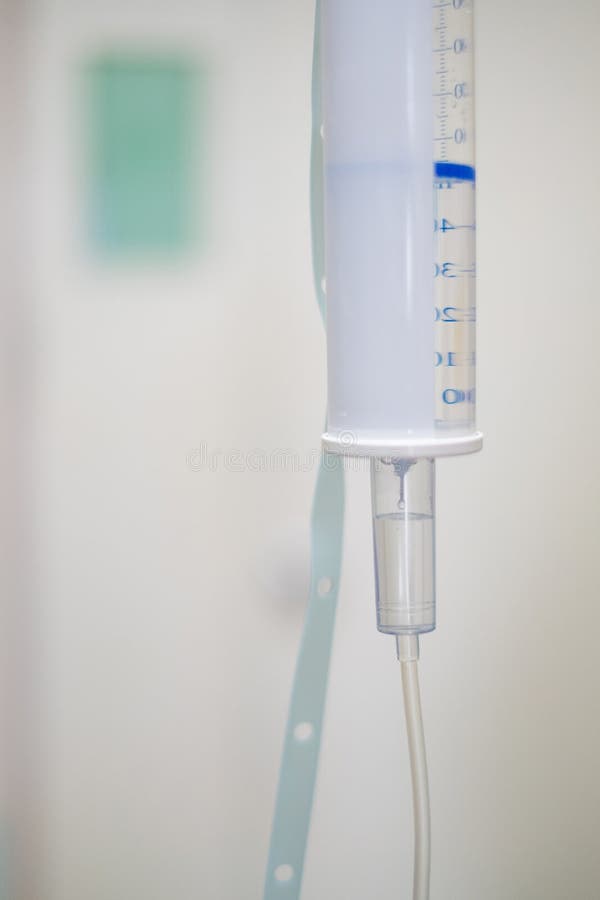 Fermez-vous vers le haut de l'égouttement de solution saline pour des WI de patient et de bouteille d'infusion photos libres de droits Fermez-vous vers le haut de l'égouttement de solution saline pour des WI de patient et de bouteille d'infusion photos libres de droits