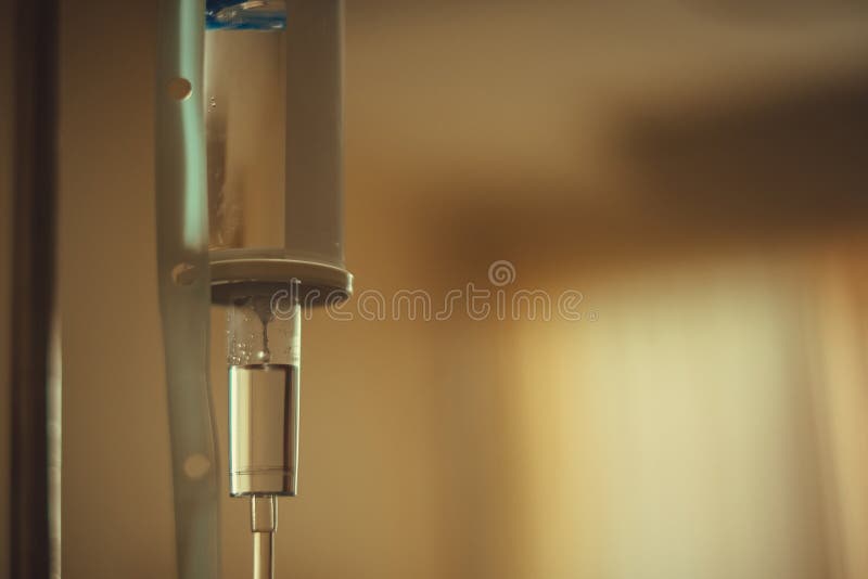 Fermez-vous vers le haut de l'égouttement de solution saline pour des WI de patient et de bouteille d'infusion photographie stock libre de droits Fermez-vous vers le haut de l'égouttement de solution saline pour des WI de patient et de bouteille d'infusion photographie stock libre de droits