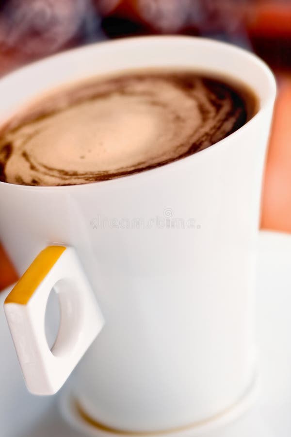 Fermez-vous vers le haut de la cuvette de coffe photographie stock libre de droits Fermez-vous vers le haut de la cuvette de coffe photographie stock libre de droits