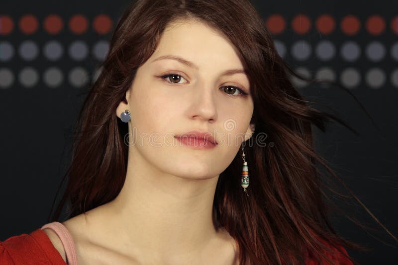 Fermez-vous vers le haut de la fille de l'adolescence de tête de lecture d'âge images libres de droits Fermez-vous vers le haut de la fille de l'adolescence de tête de lecture d'âge images libres de droits