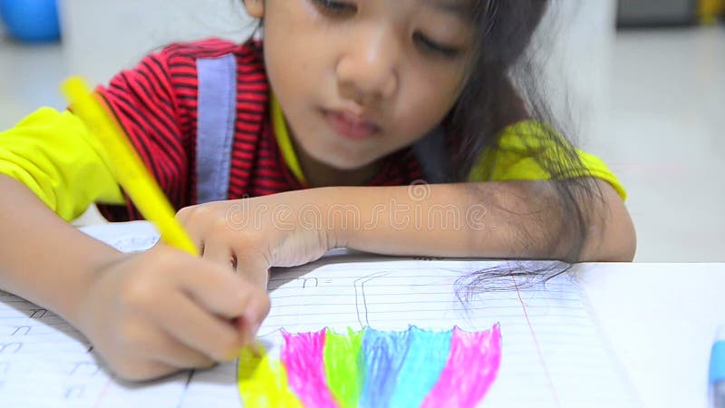 Fermez-vous vers le haut de la fille thaïlandaise asiatique mignonne de tir faisant le travail clips vidéos