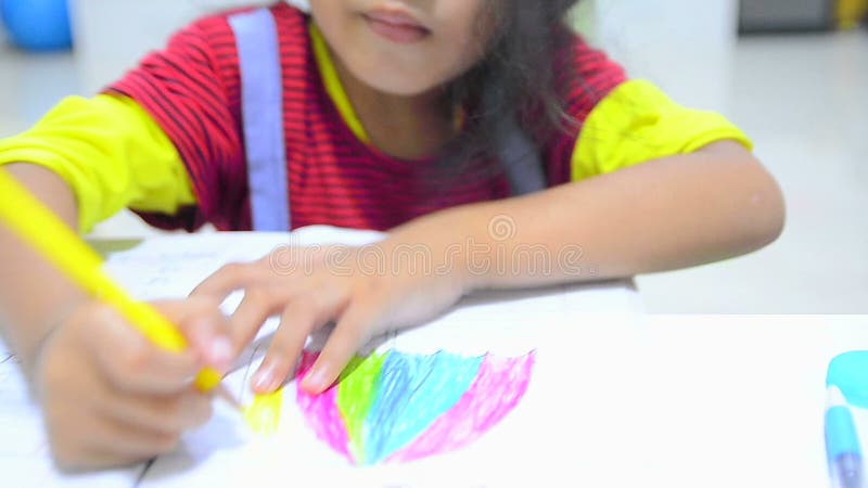Fermez-vous vers le haut de la fille thaïlandaise asiatique mignonne de tir faisant le travail clips vidéos