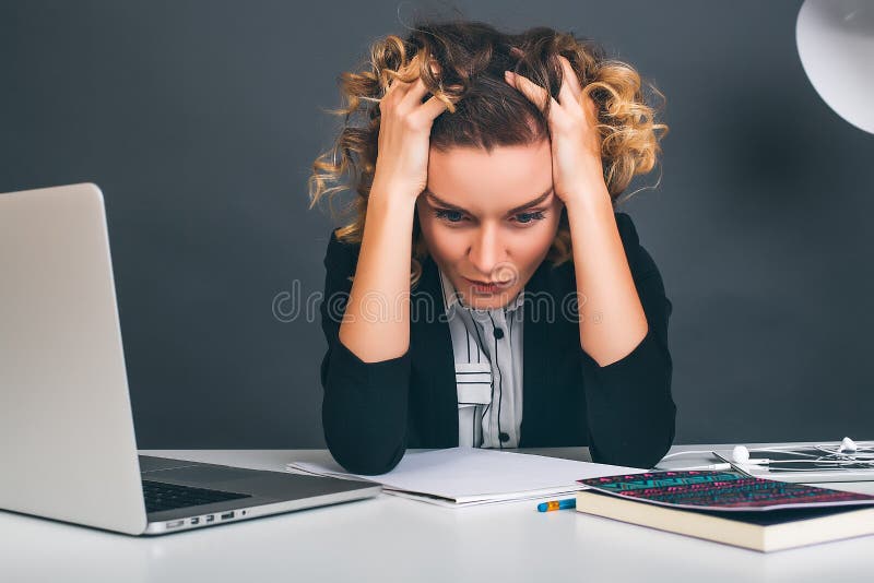 Fermez-vous vers le haut de la jeune femme d'affaires de portrait s'asseyant à son bureau dans un bureau travaillant sur un ordin photographie stock libre de droits Fermez-vous vers le haut de la jeune femme d'affaires de portrait s'asseyant à son bureau dans un bureau travaillant sur un ordin photographie stock libre de droits